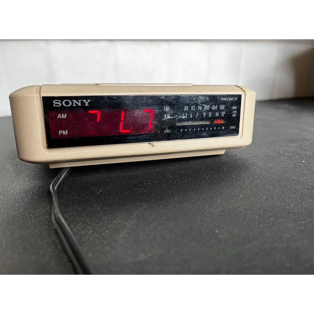 Vintage Sony Dream Machine AM/FM Clock Radio Digital Clock Model ICF-C240 Works!